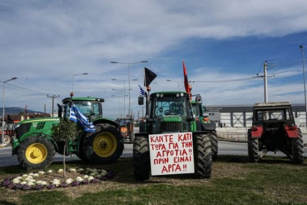 Ο ΣΥΡΙΖΑ «στριμώχνει» διπλά Αυγενάκη και Μητσοτάκη για τους αγρότες – Σε ποιον έμεινε ο «μουτζούρης»;