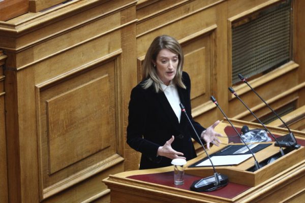 Μέτσολα στη Βουλή: Η Ελλάδα είναι σύμβολο της δημοκρατίας – Τι είπε για την επιστολική ψήφο στις ευρωεκλογές