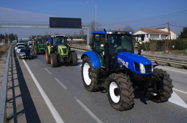 Στον δρόμο για την Αθήνα τα πρώτα τρακτέρ με συνοδεία αστυνομικών δυνάμεων