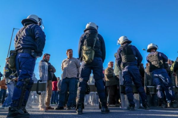 Σκληραίνει τη στάση της η κυβέρνηση – Δεν υποχωρούν οι αγρότες και ετοιμάζουν κάθοδο στην Αθήνα