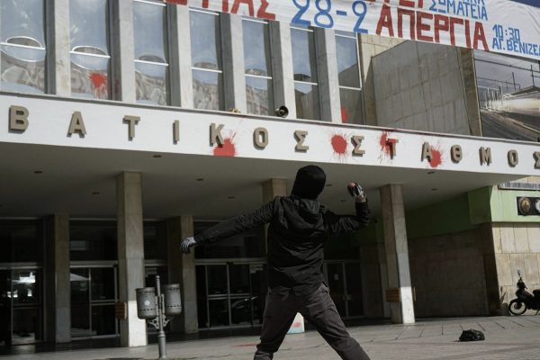 Θεσσαλονίκη: Πέταξαν κόκκινες μπογιές στον ΟΣΕ για τον έναν χρόνο από το δυστύχημα στα Τέμπη