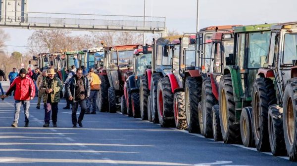 Δημοσκόπηση: Υπέρ των αγροτών το 68% των πολιτών – Δίκαια τα αιτήματά τους