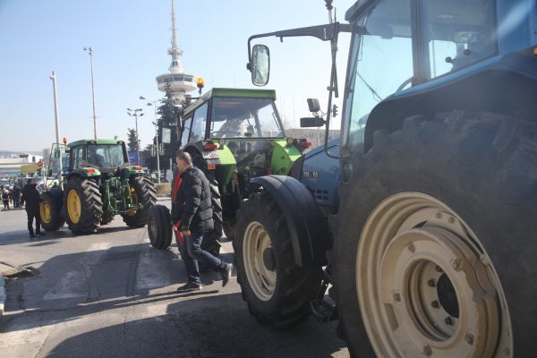 Κλείνουν δρόμους οι αγρότες, αποφασίζουν νέες κινητοποιήσεις