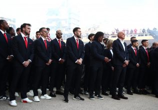 Πλήθος κόσμου στο μνημόσυνο της Θύρας 7 – Παρών ο Βαγγέλης Μαρινάκης και η πρώτη ομάδα του Ολυμπιακού (pics)