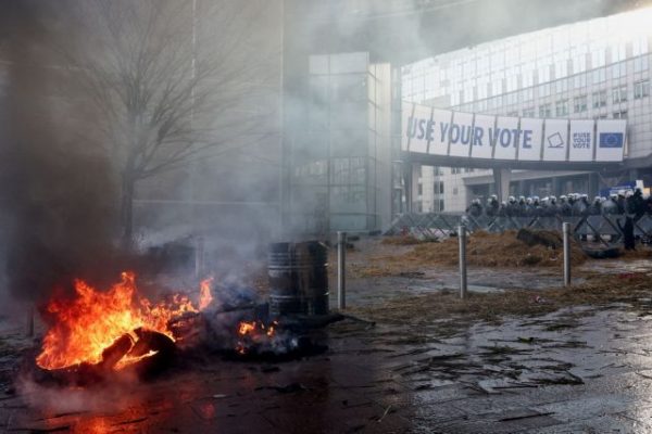 Οι αγρότες εξεγείρονται και οι κλιματικές πολιτικές της ΕΕ καταρρέουν – Καλώς ήρθατε στην εποχή του greenlash