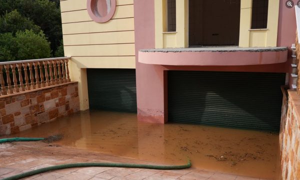 Χίος: Πλημμύρισαν σπίτια – Έπεσε χαλάζι στον Κάμπο – Κατέρρευσε ετοιμόρροπο κτίριο