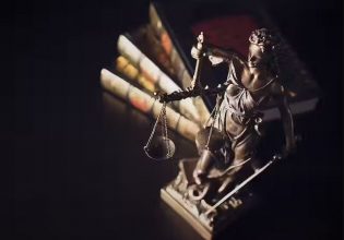 «Η ΝΔ είναι η πιο ισχυρή στο ΕΛΚ, γι’ αυτό μας χτυπάνε» – Στρεψοδικεί ο Μητσοτάκης για το κράτος δικαίου