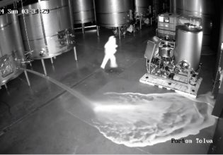 Στα πράσα πιάστηκε ένας σαμποτέρ σε οινοποιείο – Πώς 60.000 λίτρα πανάκριβο κρασί κατέληξαν στο πάτωμα