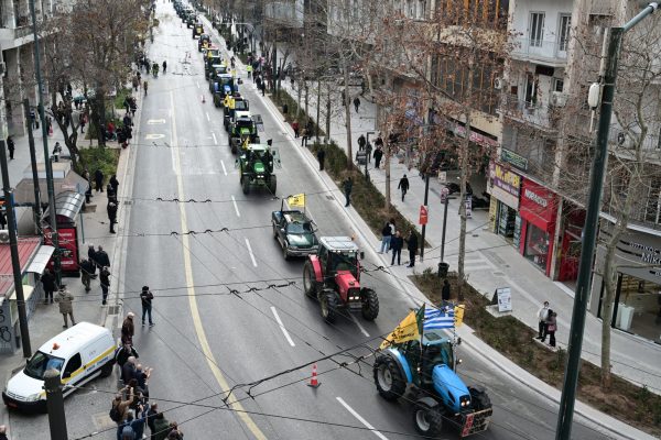 Αγρότες: Αναχωρούν συντεταγμένα τα τρακτέρ από το Σύνταγμα –  Στα μπλόκα οι νέες αποφάσεις