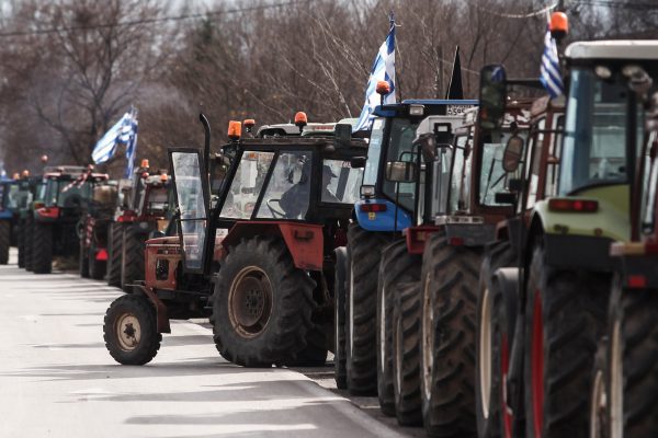 Αγρότες: Δίωρος αποκλεισμός στον κόμβο των Μουδανιών