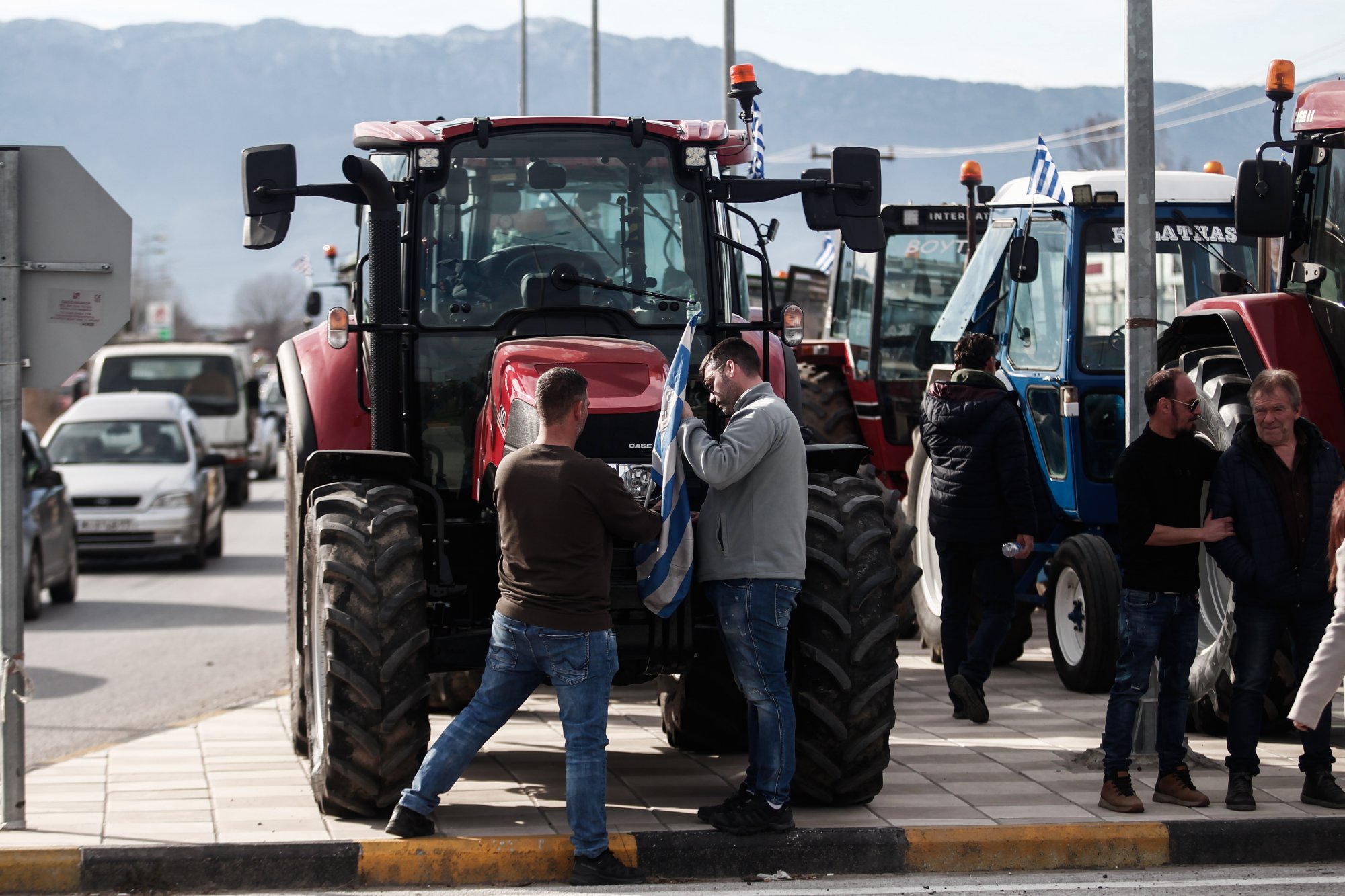 Αγρότες: «Απευχόμαστε μεταξύ μας σύγκρουση» - Τι λένε οι αστυνομικοί για τα μπλόκα
