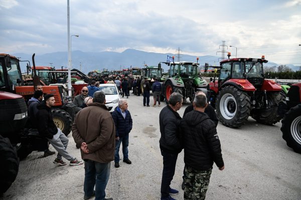 Αγρότες: Σε εξέλιξη η κάθοδός τους στην Αθήνα – Με συνοδεία περιπολικών τα τρακτέρ στην Εθνική Οδό