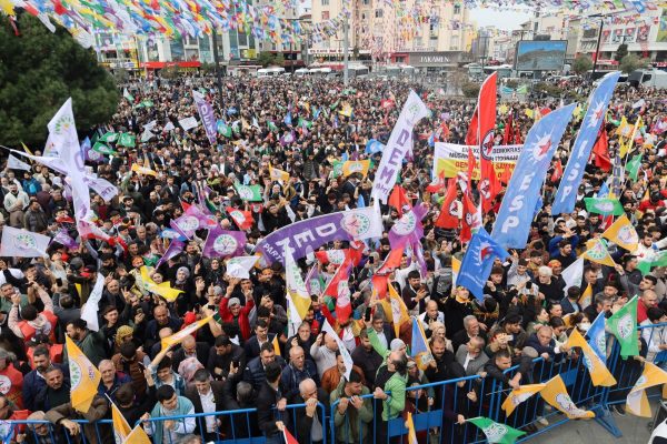 Κωνσταντινούπολη: Τεράστια συγκέντρωση για να μπει τέλος στην απομόνωση του Οτσαλάν