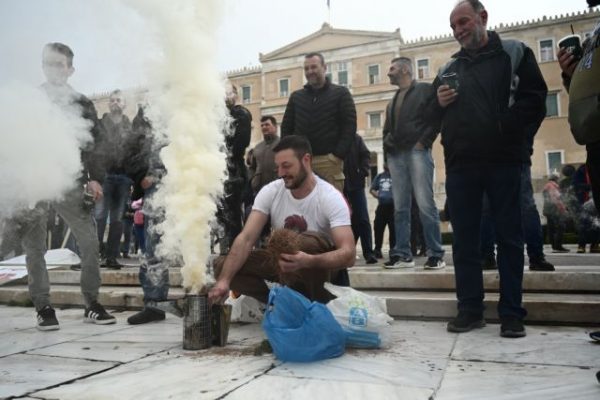 Μελισσοκόμοι: Έφτασαν στην Αθήνα με στολές και αναμμένα καπνιστήρια