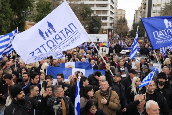 Συλλαλητήριο στο Σύνταγμα κατά του γάμου των ομόφυλων ζευγαριών και της τεκνοθεσίας