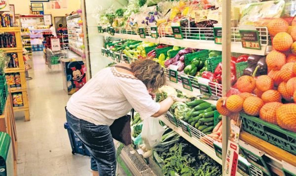 Ακρίβεια: Φρούτα, λάδι και λαχανικά αδειάζουν το πορτοφόλι – Οι ανατιμήσεις ανά προϊόν