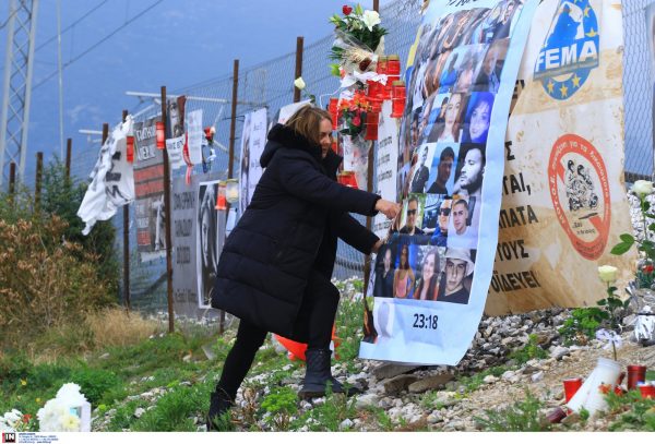 Τέμπη: Στον τόπο της τραγωδίας οι συγγενείς των θυμάτων – Βαρύ το κλίμα