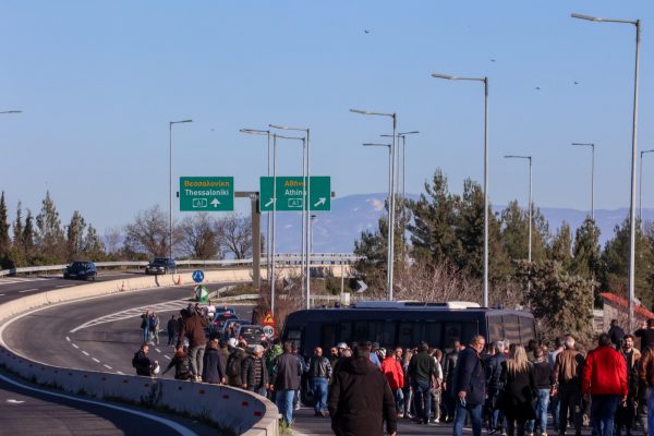 Δεν σταματούν οι αγρότες – Περιμένουν τις «κατάλληλες απαντήσεις» από τον Μητσοτάκη και όχι ψίχουλα