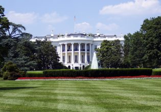 «Φριχτά και ανισόρροπα» – Πώς σχολίασε ο Λευκός Οίκος όσα είπε ο Τραμπ για Ρωσία και ΝΑΤΟ