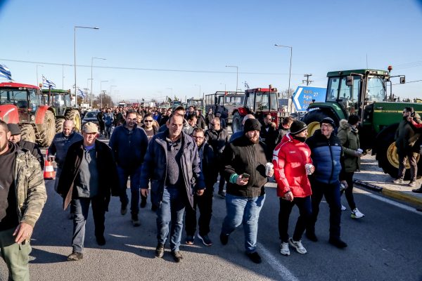 Φουντώνουν οι κινητοποιήσεις των αγροτών – Σφοδρές αντιδράσεις μετά τα «ψίχουλα» της κυβέρνησης