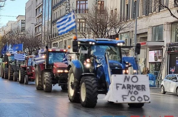 «Ποτάμι» από τρακτέρ στη Θεσσαλονίκη, κλείνουν δρόμους οι αγρότες – Μπλόκο στον κόμβο Μουδανιών