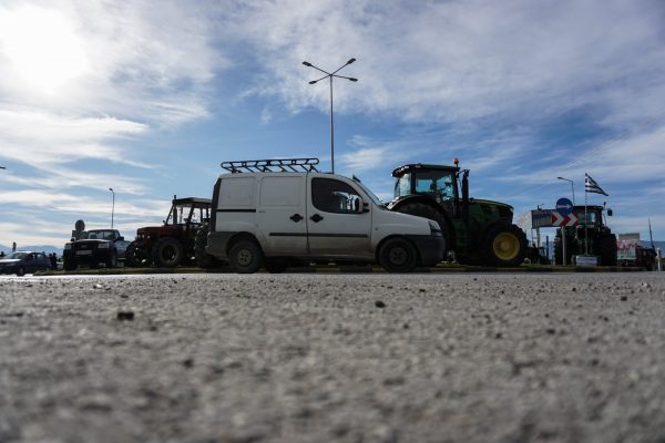 Υποσχέσεις για να καμφθεί η αντίσταση των αγροτών – Στο μπλόκο του Δομουκού ο Αυγενάκης