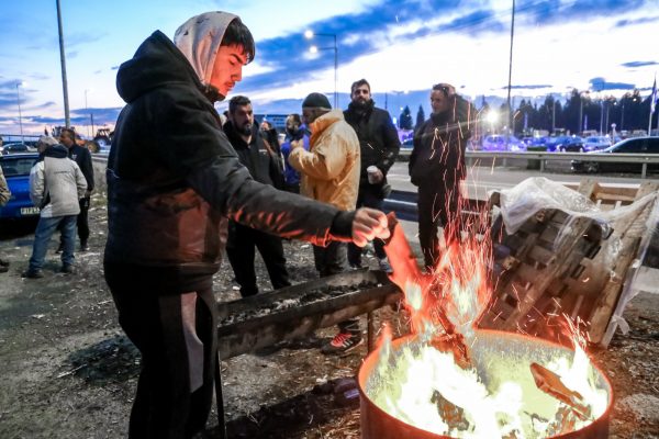 Αγροτικές κινητοποιήσεις: Σε «αναμμένα κάρβουνα» το Μαξίμου – Τι θα γίνει «αν δε βγει λευκός καπνός»