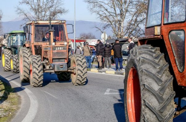 Αντίστροφη μέτρηση για το ραντεβού Μητσοτάκη με τους αγρότες – Παραμένουν στα μπλόκα