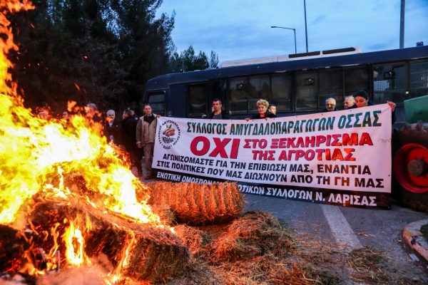 «Φωτιά» στα μπλόκα βάζουν οι αγρότες – Πυροσβεστήρες με εύφλεκτο υλικό… κρατάει η κυβέρνηση