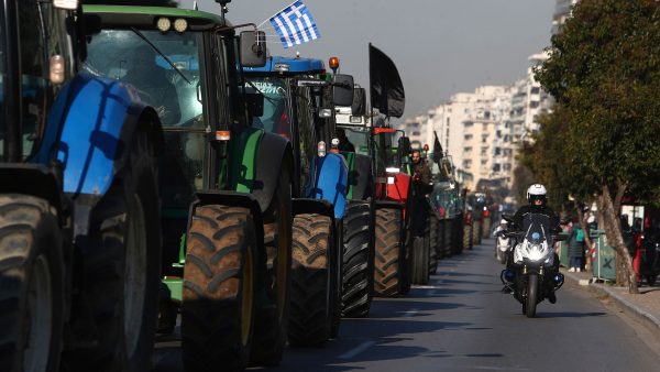 Αγρότες: Δυναμώνουν τα μπλόκα και συσκέπτονται ενόψει της συνάντησης με Μητσοτάκη – Αμηχανία στην κυβέρνηση