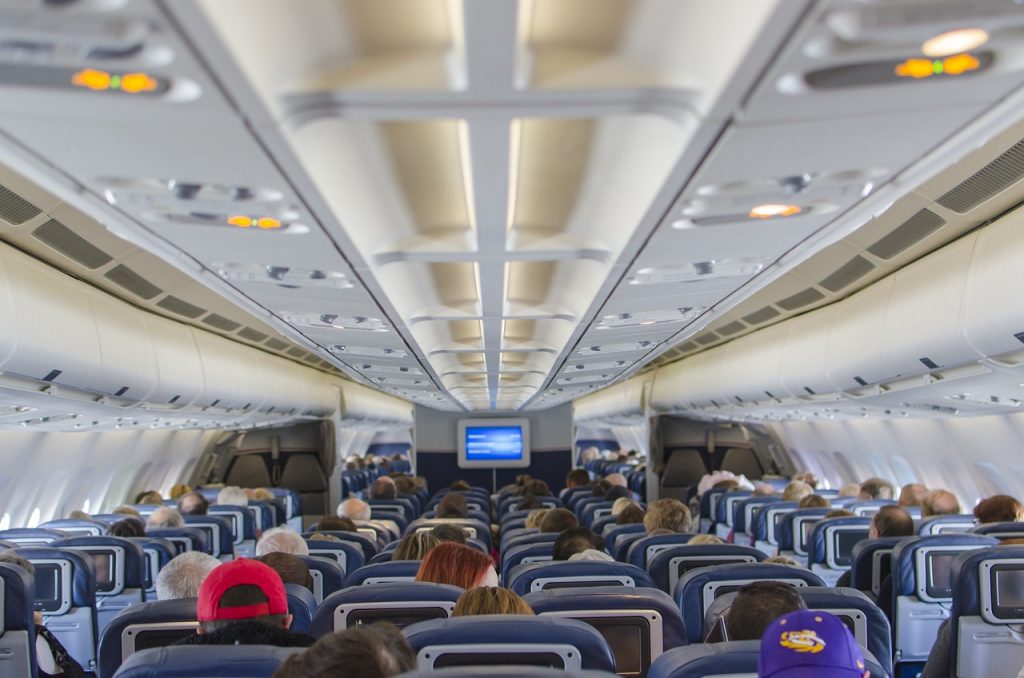 Tiktoker μας δείχνει τον τρόπο για καλό ύπνο στο αεροπλάνο, οι ειδικοί όμως δεν συμφωνούν