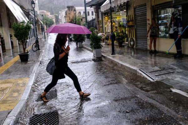 Βροχερός ο καιρός σήμερα – Προ των πυλών η κακοκαιρία «Δωροθέα»