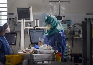Τιμοκατάλογος έως 2.000 ευρώ για το νόμιμο «φακελάκι» στα απογευματινά χειρουργεία