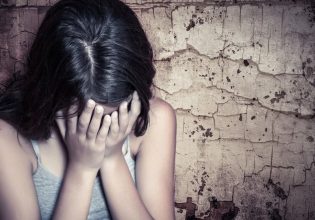 Ρέθυμνο: «Ντρέπεται να μου μιλήσει» – Τι λέει συγκλονισμένη η μητέρα της 14χρονης που έπεσε θύμα μαστροπείας