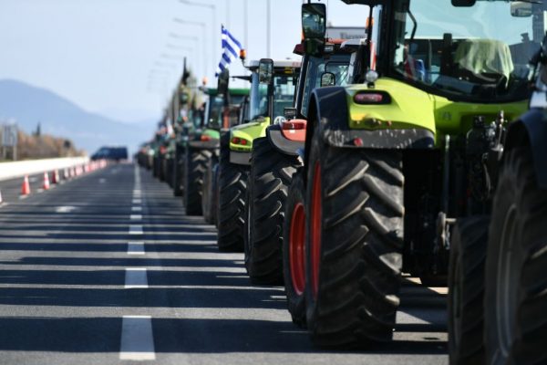 Οι αγρότες έκλεισαν την Εθνική Οδό Ιωαννίνων-Κακαβιάς – «Ζεσταίνουν» τις μηχανές για το συλλαλητήριο