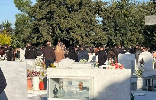 Κρήτη: Σκηνές αρχαίας τραγωδίας στο τελευταίο «αντίο» του 2χρονου που πέθανε δύο εβδομάδες μετά το τροχαίο