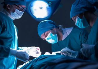 Απογευματινά χειρουργεία: Αντιδράσεις για το νόμιμο «φακελάκι» που φέρνει η κυβέρνηση στα νοσοκομεία