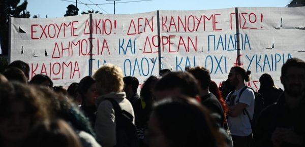 «Δεν θα περάσει» λένε οι φοιτητές, «δεν πάει άλλο» οι αγρότες, η κυβέρνηση «δεν ακούει, δεν βλέπει»