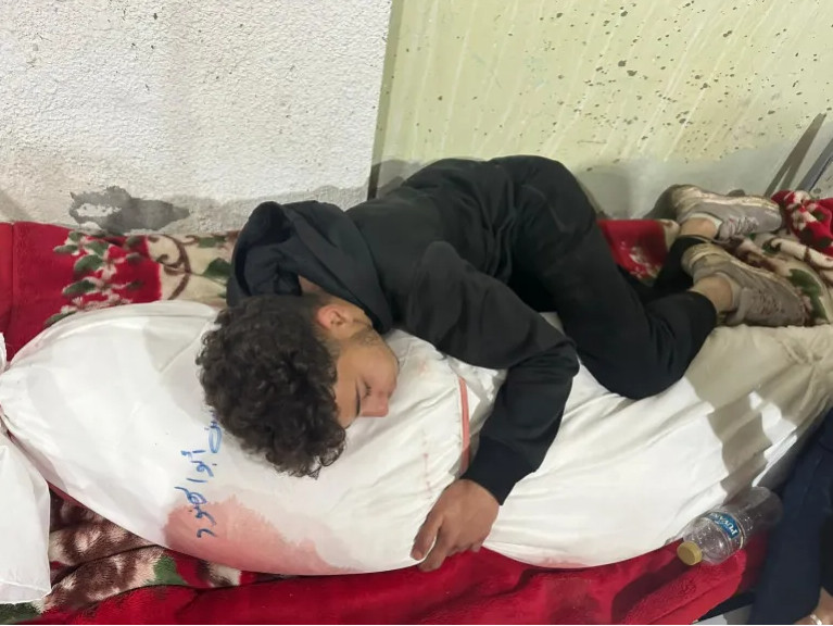Γιος αγκαλιάζει τη νεκρή μητέρα του - Η ζωγράφος που αποτύπωσε τη φρίκη του πολέμου στη Γάζα