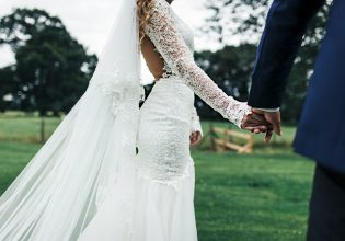 Γαμπρός σε απόγνωση: Νύφη μέθυσε και φίλησε την κουμπάρα στο γάμο της