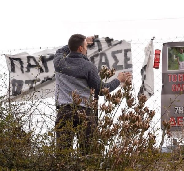 Άφησε λουλούδι στα Τέμπη ο Κασσελάκης – «Δεν θα ξεχαστούν, θα παλέψουμε για δικαιοσύνη»