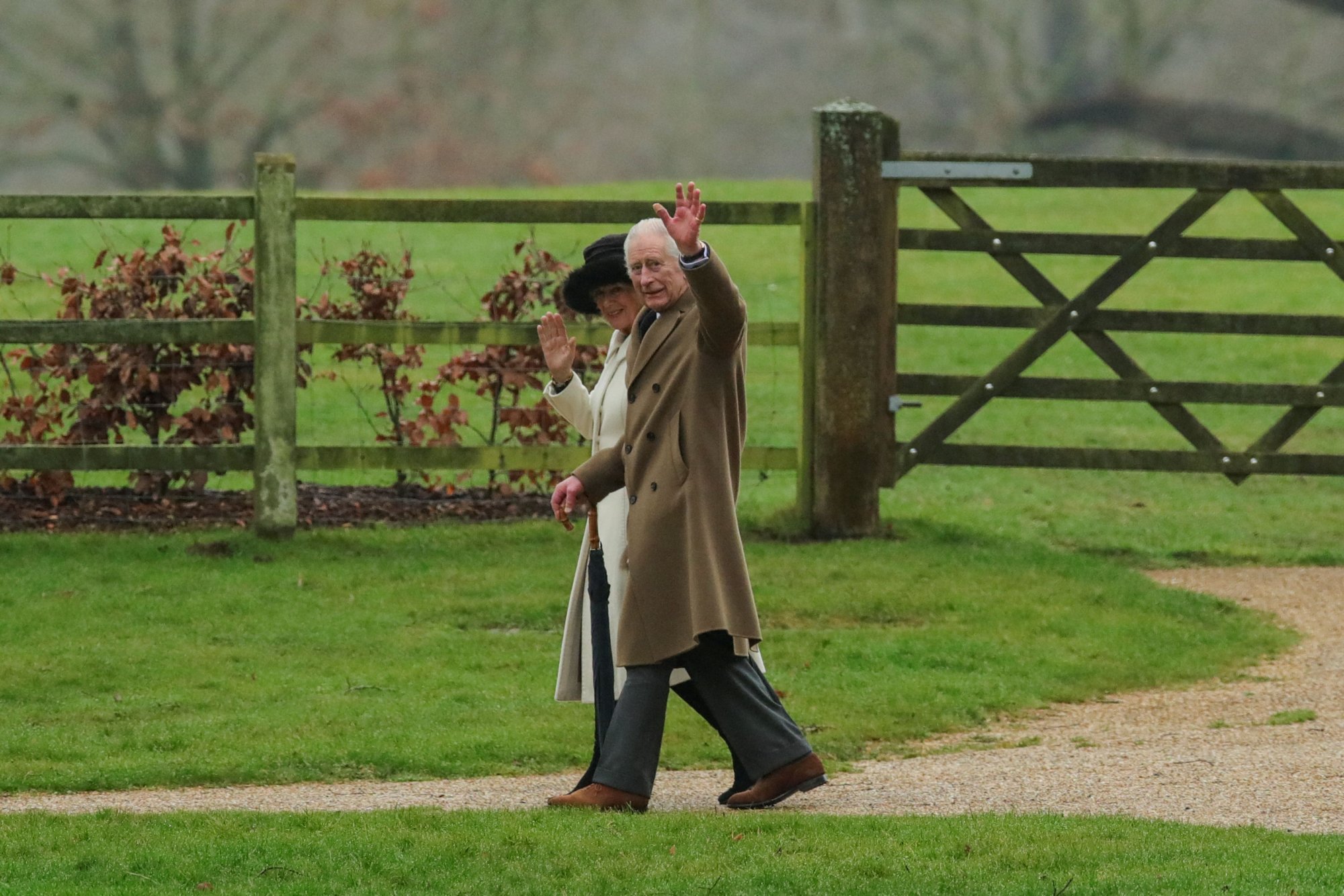 Ο βασιλιάς Κάρολος επιστρέφει για θεραπεία στο Λονδίνο - Στο πλευρό του η Καμίλα