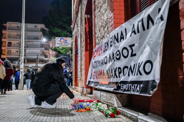 Σε Λάρισα, Τρίκαλα, Λαμία: «Το έγκλημα δεν θα ξεχαστεί» – Φορτισμένο κλίμα για το δυστύχημα στα Τέμπη