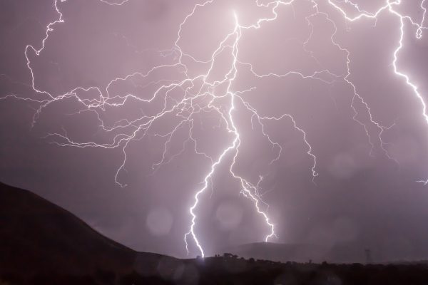 Καιρός: Πότε θα χτυπήσει την Αττική η κακοκαιρία – Live η πορεία των καταιγίδων