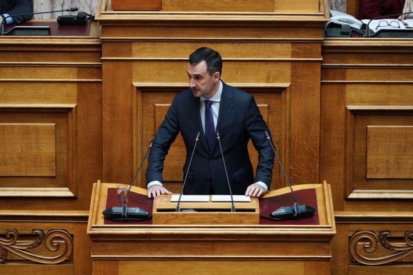 Χαρίτσης: «Η κυβέρνηση νομοθετεί την ανομία – Θα πρέπει να ξεχάσουμε τις παραλίες που ξέραμε»