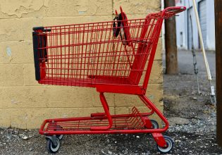 Ο πληθωρισμός έχει «λυγίζει» τους καταναλωτές – Ποιες προκλήσεις θα μπορούσε όμως να φέρει η απότομη πτώση των τιμών;