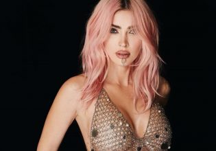 Η αποκαλυπτική εμφάνιση της Μέγκαν Φοξ στα Grammy – Το «γυμνό» φόρεμα και τα ροζ μαλλιά