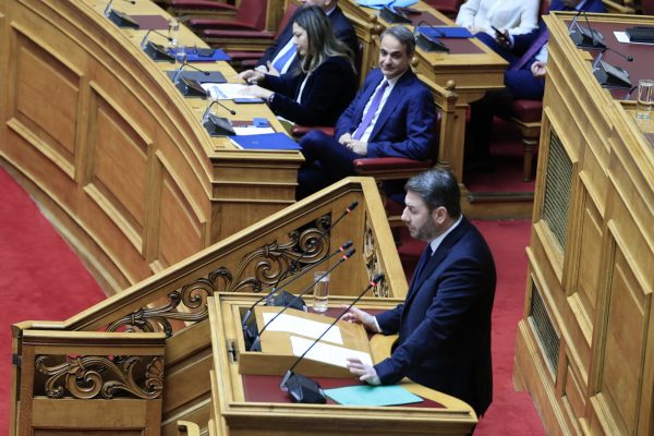 Ομόφυλα ζευγάρια: Καυγάς Ν.Δ. – ΠΑΣΟΚ ποιανού το «μεταρρυθμιστικό προφίλ» πληγώθηκε περισσότερο