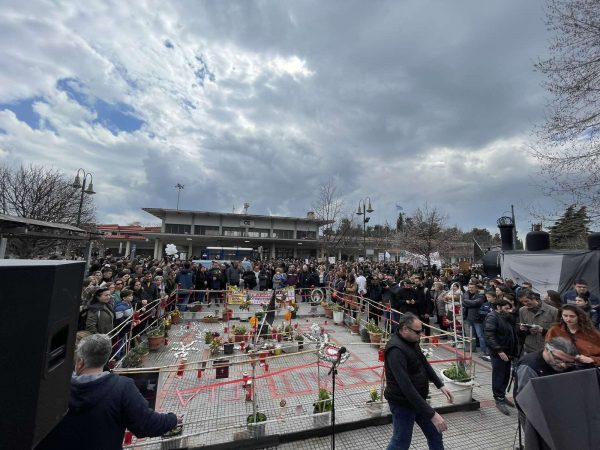 Τέμπη: Σπαρακτικές στιγμές στη Λάρισα – «Συνένοχο στο φόνο δε θα μ’ έχετε»