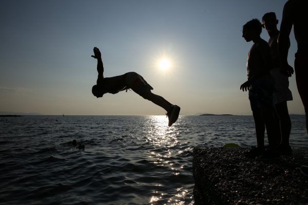 Δημογραφικό: Το τρομακτικό σενάριο να μειωθεί ο πληθυσμός των νέων κατά ένα εκατομμύριο